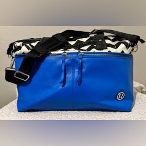 Lululemon Take Me With You Tote
Arrow Chevron Polar Cream Black / Beaming Blue